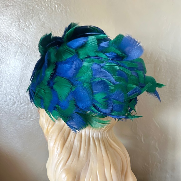 QUIRKY 1970s\' FLEXIBLE HAT MADE OF GREEN AND BLUE FEATHERS main image 8